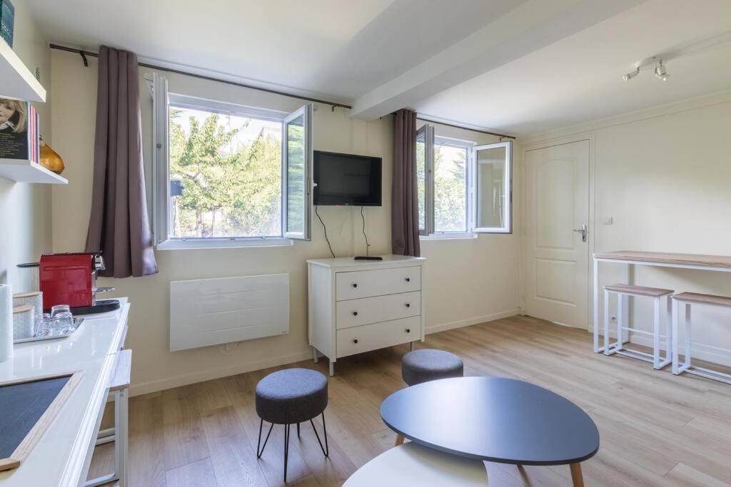Maisonnette Dans Jardin Partage Коломб Экстерьер фото