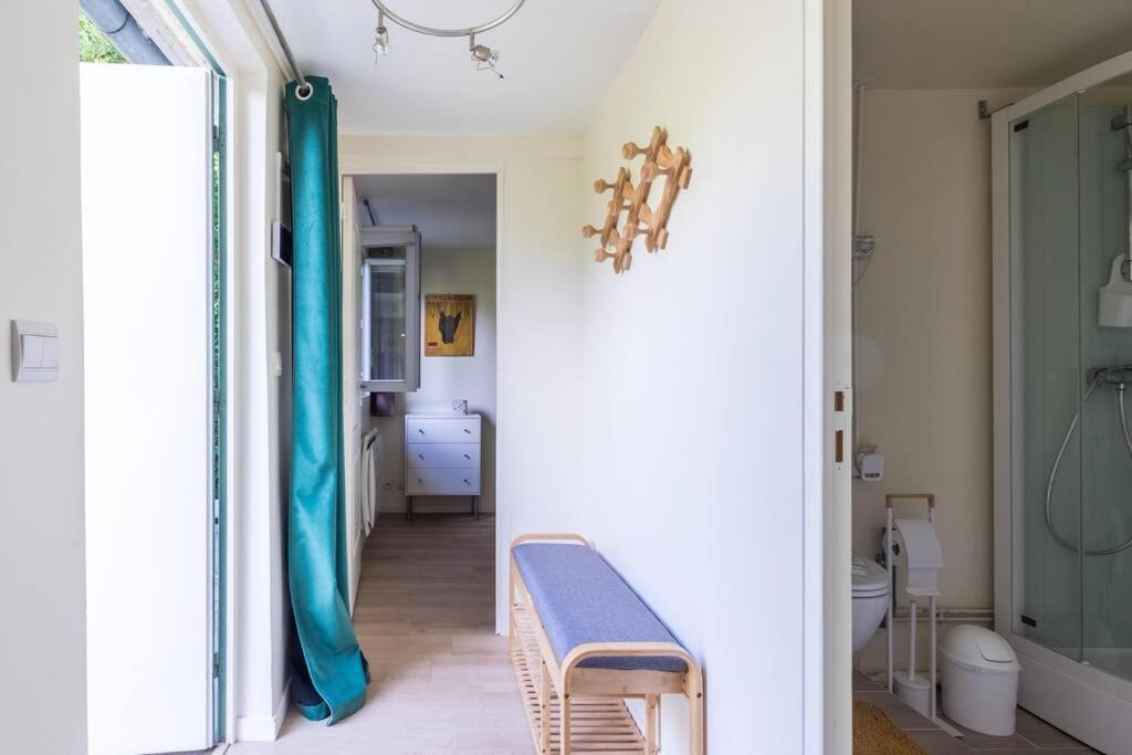 Maisonnette Dans Jardin Partage Коломб Экстерьер фото