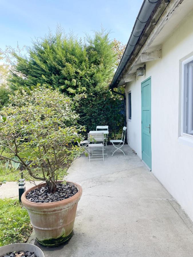 Maisonnette Dans Jardin Partage Коломб Экстерьер фото