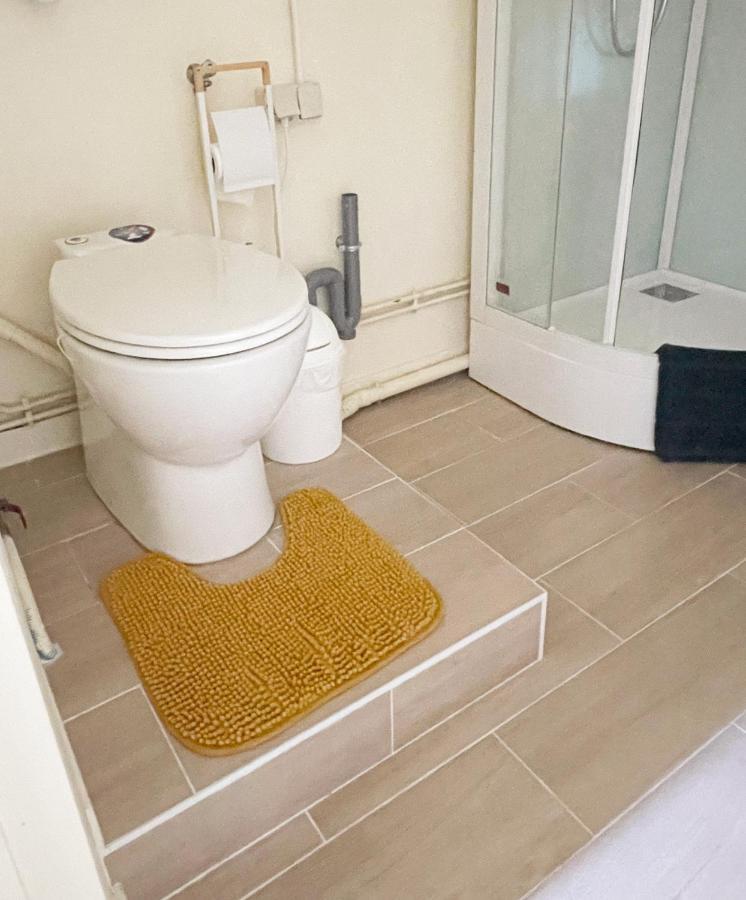 Maisonnette Dans Jardin Partage Коломб Экстерьер фото