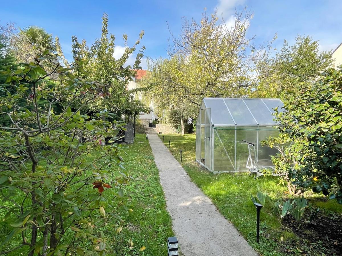 Maisonnette Dans Jardin Partage Коломб Экстерьер фото