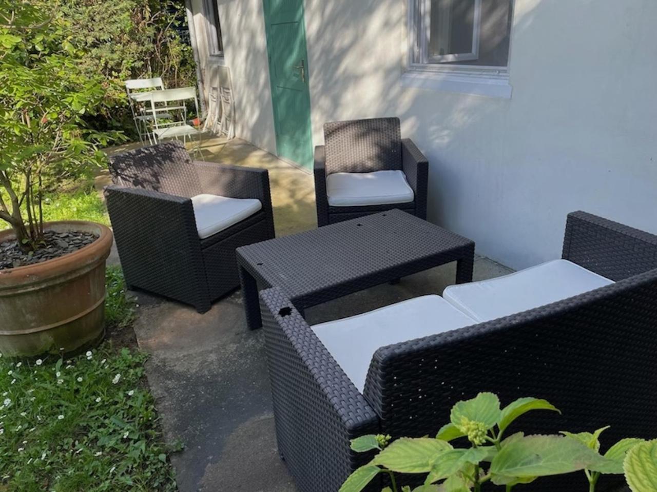 Maisonnette Dans Jardin Partage Коломб Экстерьер фото