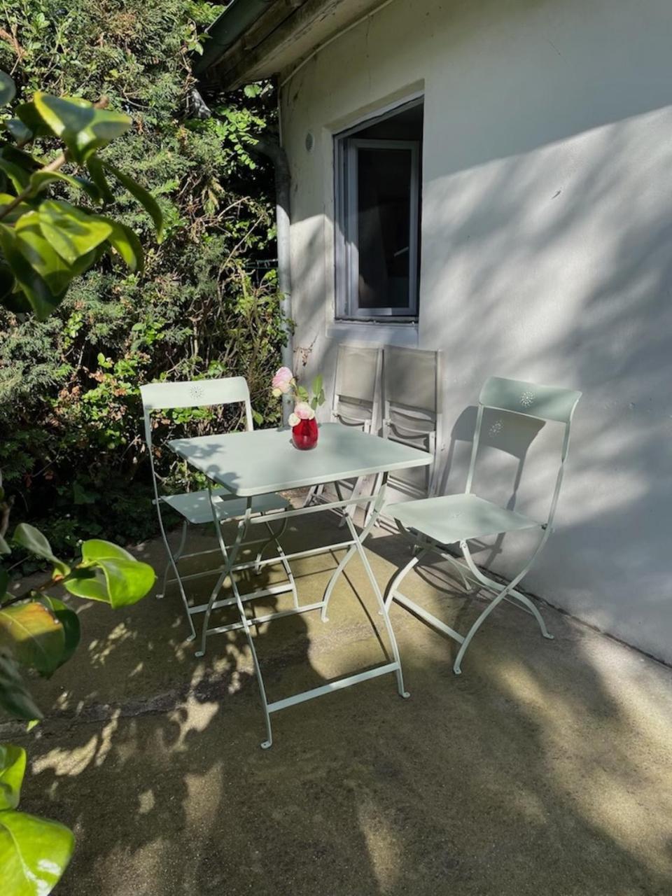 Maisonnette Dans Jardin Partage Коломб Экстерьер фото